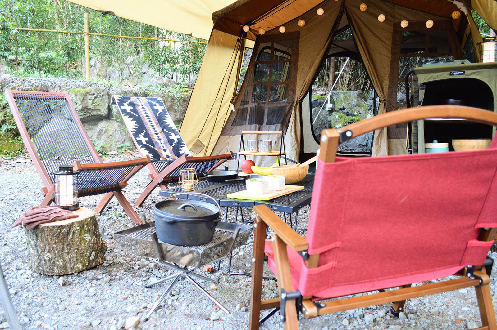 キャンプ用品のレンタルも豊富に揃えております。テントはogawa製の4〜5人サイズのものを3種類用意しております。その他、焚き火台やテーブル・チェアなどほぼ手ぶらでキャンプが楽しめます。