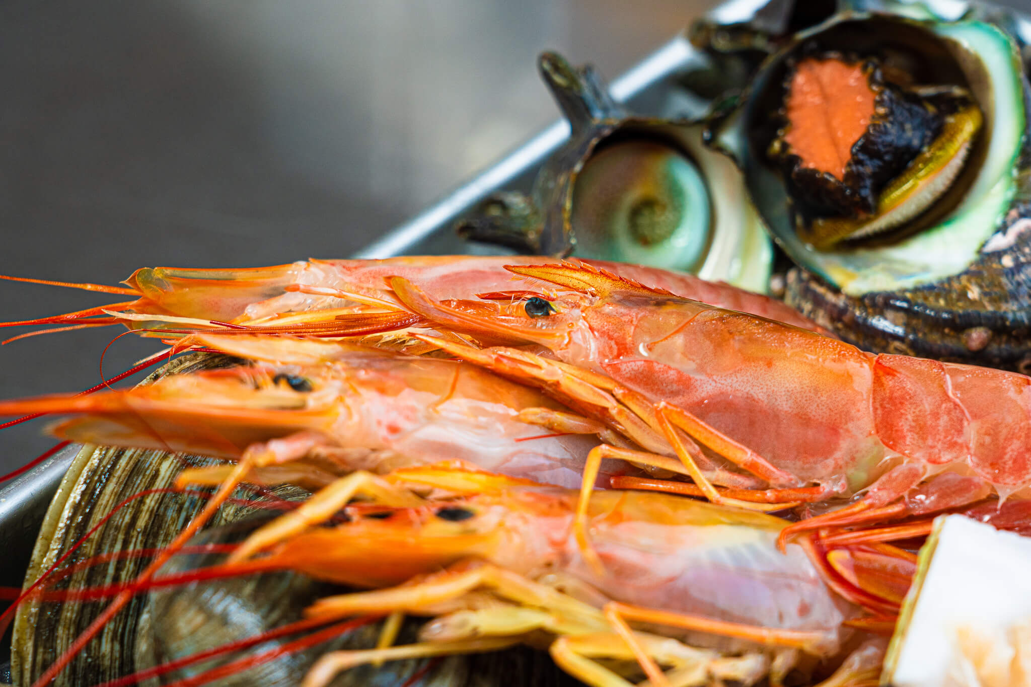 BBQの定番とも言えるエビは殻ごとぜひ加熱してください。旨味を逃さず、塩気と身の水分でぐんぐんジューシーになっていきます。背ワタを取らなくても甘く感じられ、こんがり焼けた殻は香ばしい匂いで食欲をそそり、パリパリの尾や脚まで食べ尽くしてしまうでしょう。