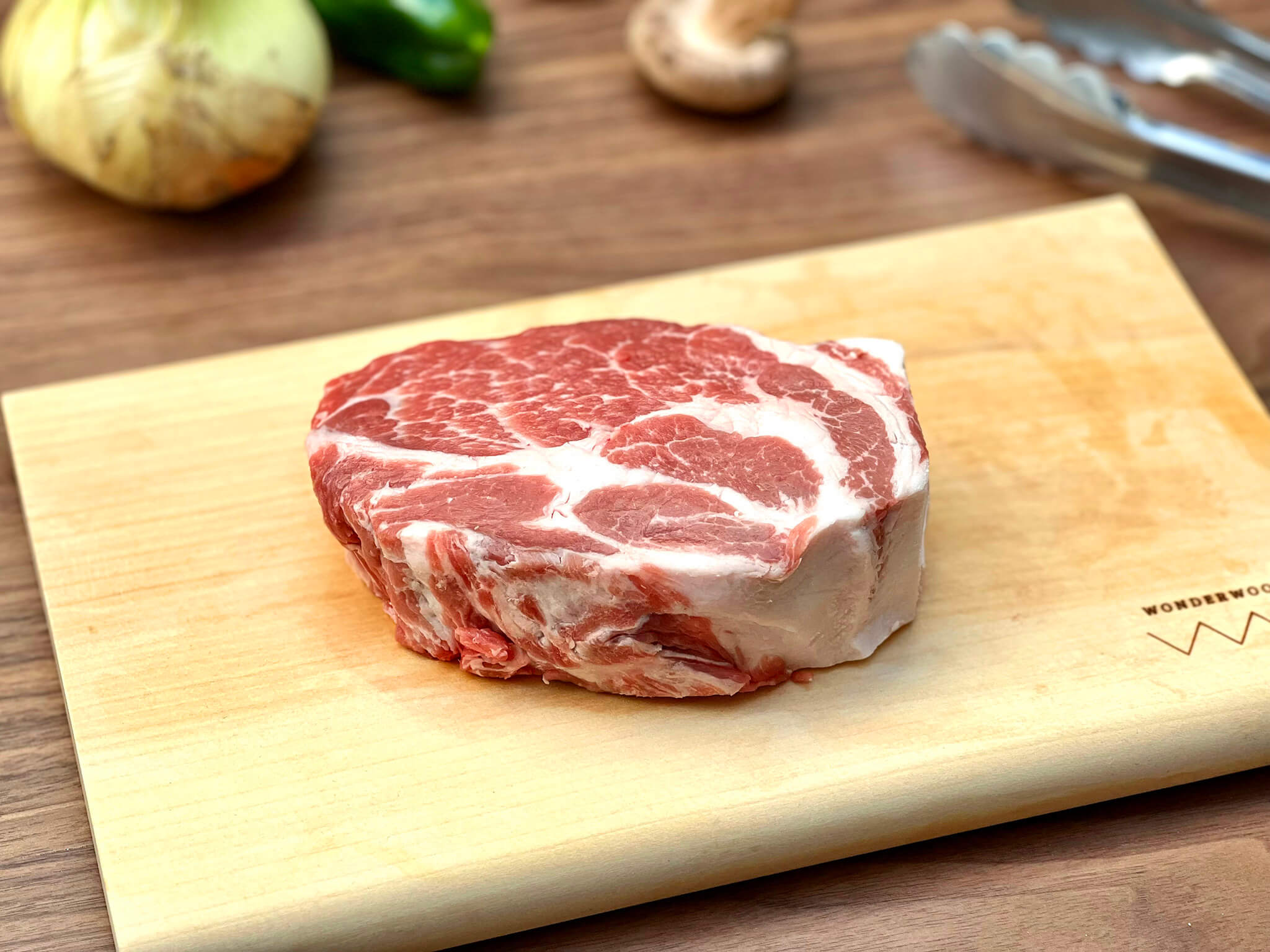 ルイビ豚はミシュラン三ッ星のレストランや高級料亭などの一流店のシェフが今最も注目する豚の品種。豚の血統のうち、ランドレース(L)、中ヨークシャー(Y)、バークシャー(B)を掛け合わせたのが名前の由来。脂の融点が32度と人肌よりも低く、上品なくちどけが特徴です。