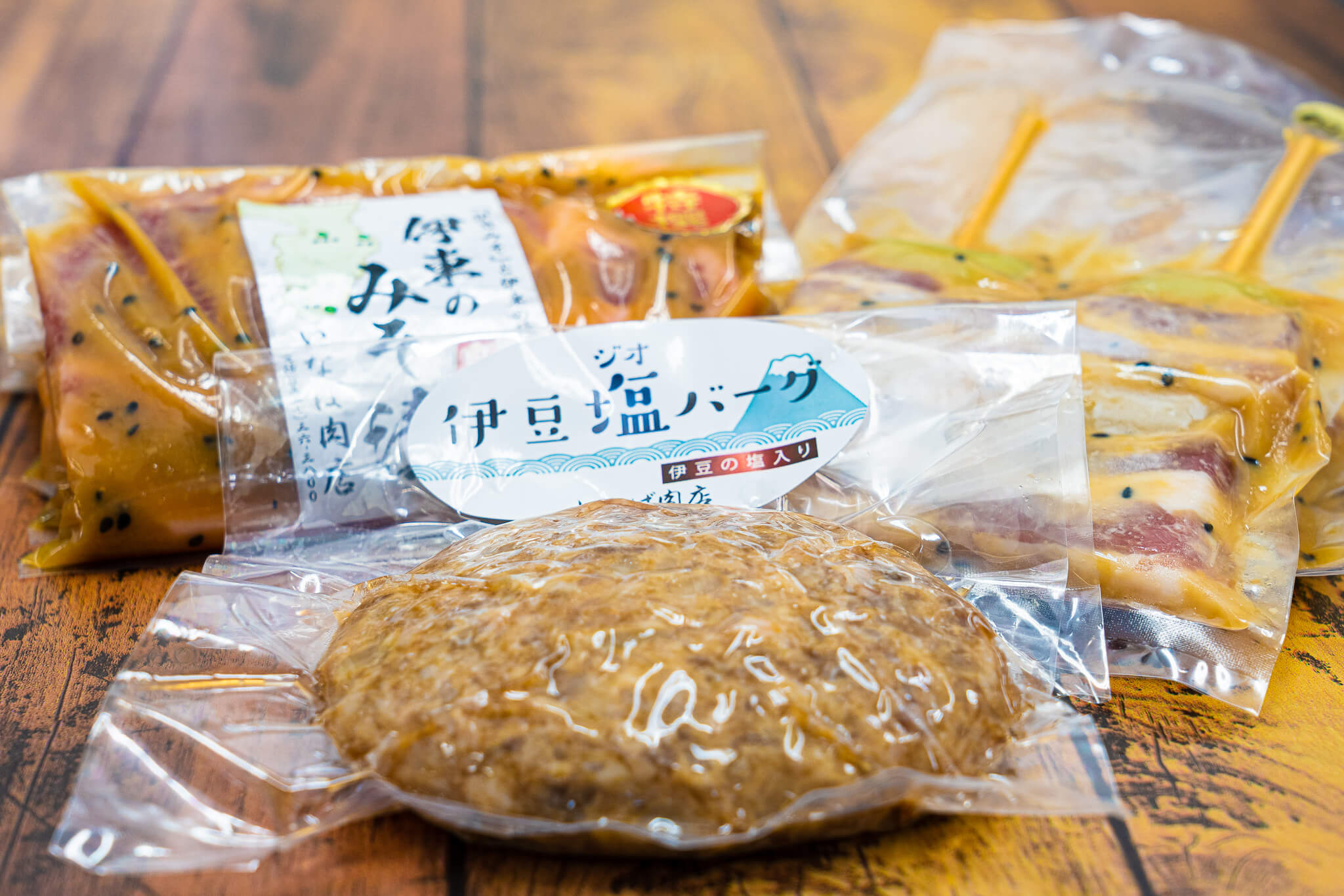 伊豆塩バーグ、伊東の味噌漬けなどの加工肉盛り合わせもご注文頂けます。地元の米も使って醸された地酒「池」の酒粕で作られたハンバーグは新たな味覚を目覚めさせてくれます。