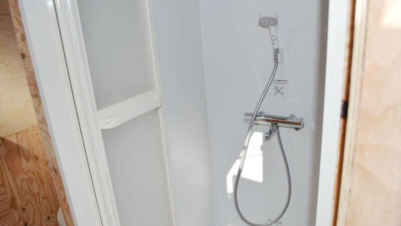 お湯の出る共有のシャワー室を2つご用意しております。無料にてご利用頂けます。シャンプー・ボディソープなどは管理棟にて販売しておりますので、必要に応じてお買い求めください。