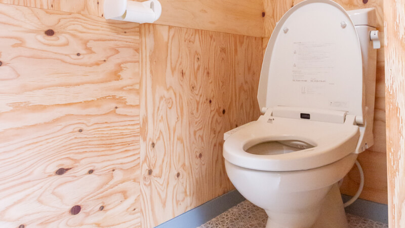 温水洗浄器付きのトイレです。冬でも温かい便座でご利用頂けます。小さいお子様用の補助便座・上り台も備えております。