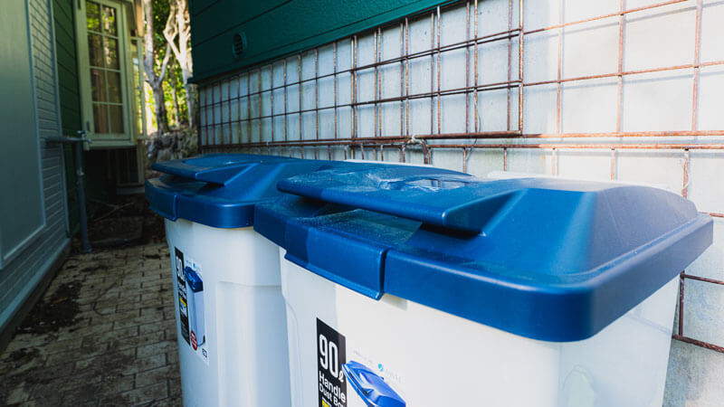 分別されたゴミの回収ボックスが管理棟横に設けております。プラスチック・生ゴミ・灰は燃えるゴミ、ビン・カン・ペットボトルはそれぞれ袋で分け、ゴミボックスに投入してください。また、火の消えていない炭については火消し壺を貸し出しておりますので遠慮なくご利用ください。