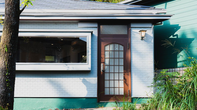 管理棟では、チェックイン時にキャビンで使うバスタオルや歯ブラシ等のアメニティ、デリバリー食材をお渡ししております。ecostore製品や薪・炭、ナチュールワインやクラフトビールの販売も行っております。朝にはモーニングコーヒーをご用意しています。是非お気軽にお越し頂き、レコードを聴きながらテーブルとイスでゆっくりお過ごしください。